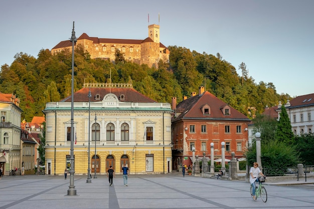 Fotografie lidé před budovou na pozadí oblohy
