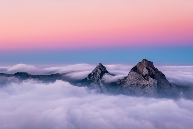 Zdarma Fotografie krásný letecký záběr hor fronalpstock ve švýcarsku pod krásnou růžovou a modrou oblohou