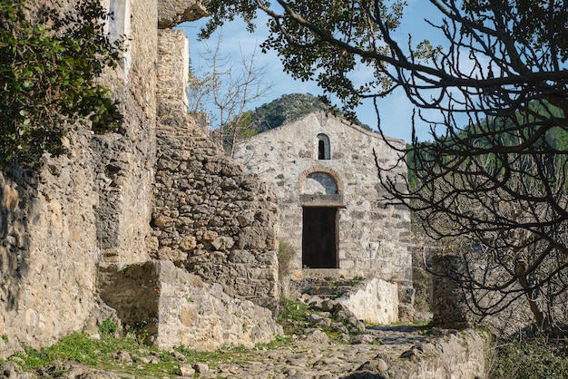 Zdarma Fotografie řecká kaple v opuštěném městě duchů poblíž fethiye v turecku, místo starověkého řeckého města karmilissos, letní prázdninová sezóna 18. století