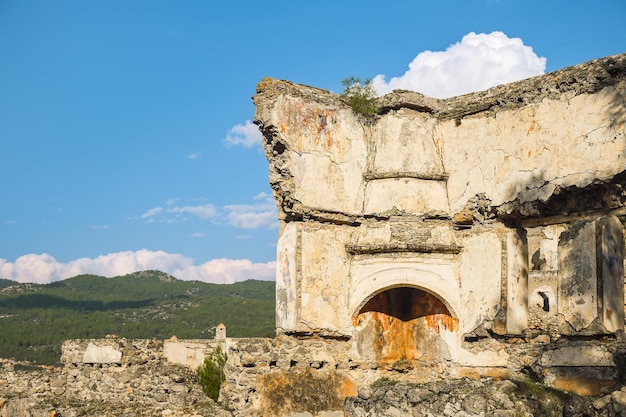 Zdarma Fotografie ruiny řeckého domu se zbytky pece v řeckém městě karmilissos, které se nachází poblíž vesnice kayakoy fethiye turecko místo starověkého řeckého města
