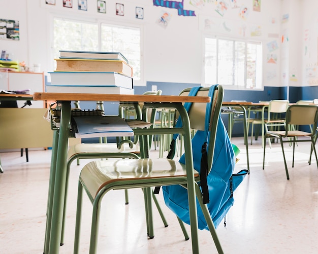 Foto grátis sala de aula da escola com livros e mochila