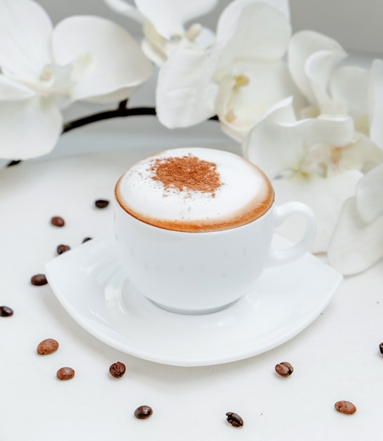 Kostenlose Foto cappuccino-glas auf dem tisch