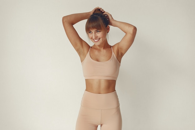 Kostenlose Foto ein wunderschönes mädchen ist in einem yoga-studio verlobt