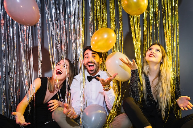 Kostenlose Foto frohe freunde mit ballonen bei 2018 feiern