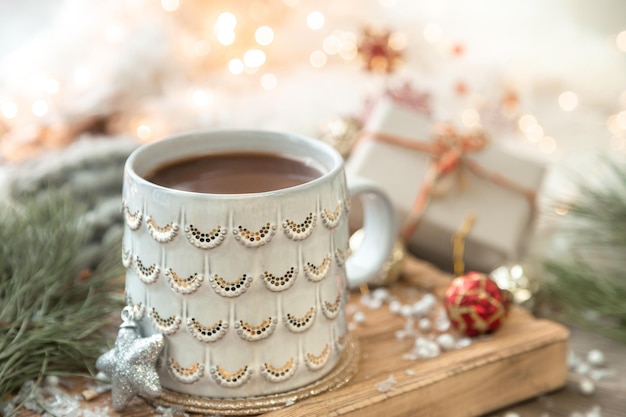 Kostenlose Foto weihnachtskomposition mit einer tasse kaffee auf verschwommenem hintergrund