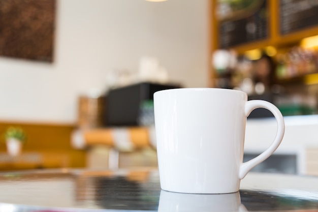Kostenlose Foto weißer becher mit unscharfen hintergrund