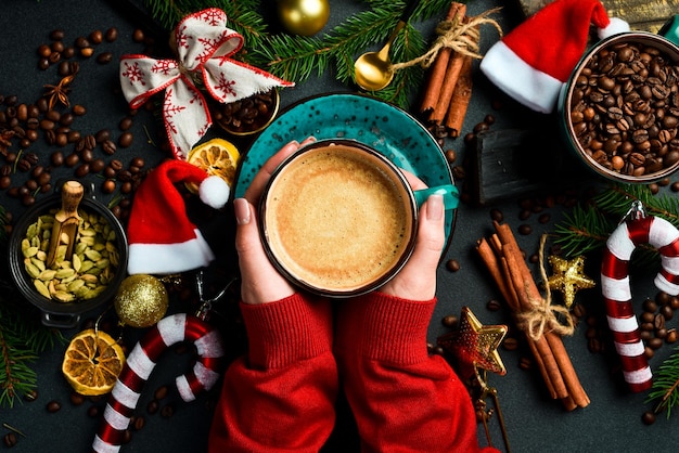 Foto cappuccino heiße schokolade latte kaffee mit frohen weihnachten zeichnung auf warmem hölzernen hintergrund weihnachts winter gemütliche tasse mit heißer schokolade getränk in frauenhänden top view kopierraum