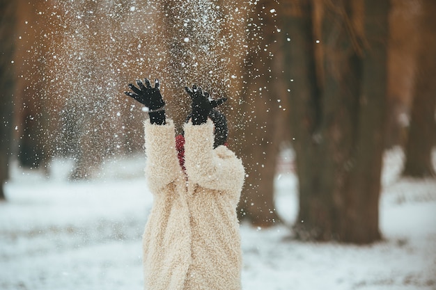 Gratis Bild ung vacker kvinna kastar snö över huvudet