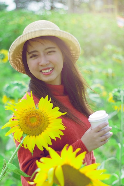 Photo người phụ nữ mỉm cười bên hoa hướng dương