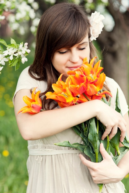 Miễn phí Photo cô gái trẻ hạnh phúc tận hưởng hương thơm của hoa