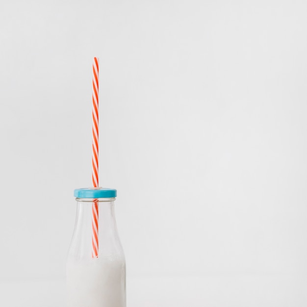 Photo gratuit le lait avec de la paille