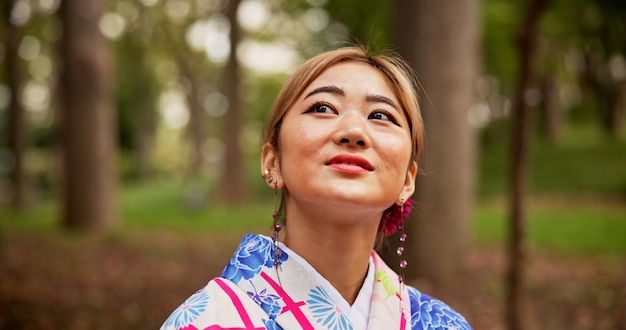 Bild asiatisk kvinna ansikte och resa med kimono i naturen för sightseeing äventyr eller utomhusresa japan kvinnlig person eller turist med leende mode eller förundran för tradition kultur eller arv